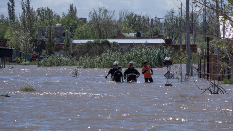 Crisis en Bahía Blanca deja cientos de evacuados y pérdidas irreversibles
