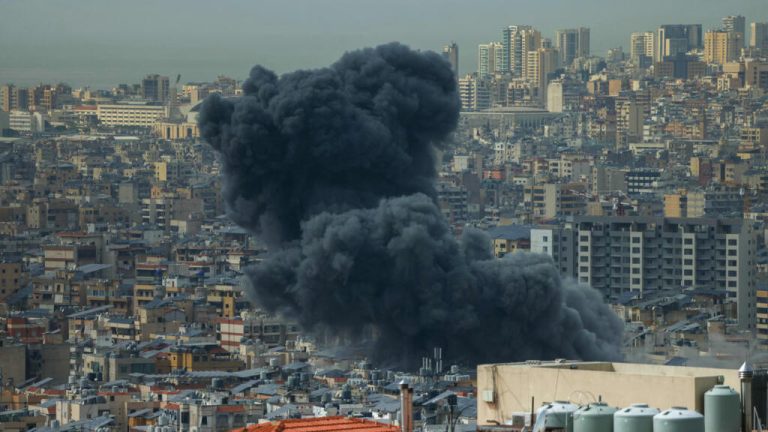 Israel bombardea Beirut por primera vez desde la entrada en vigor de la frágil tregua