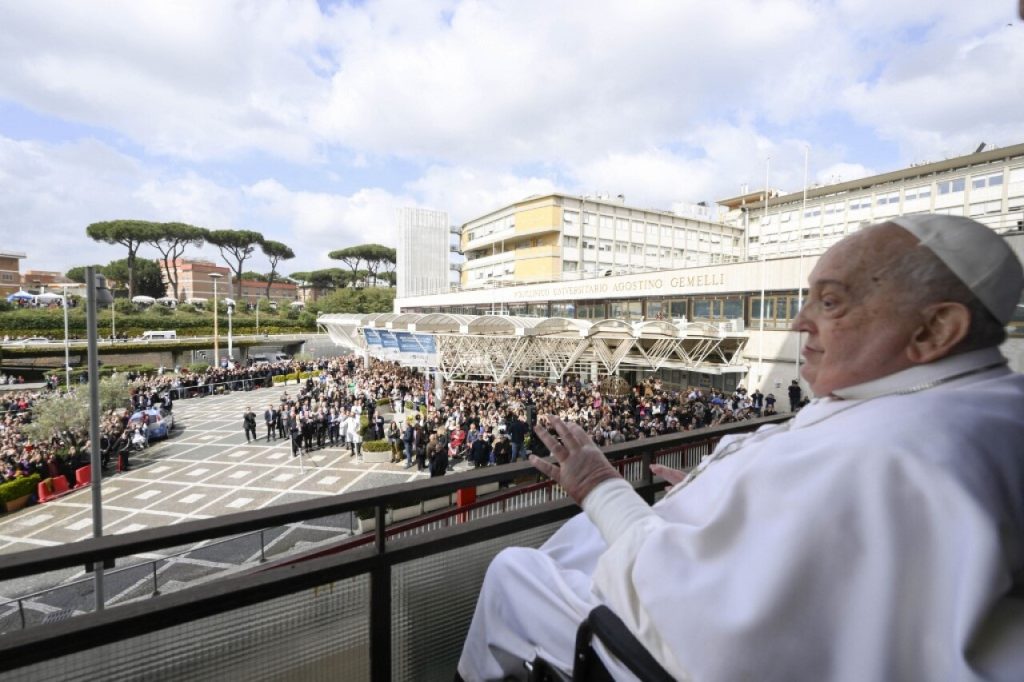 El papa Francisco regresa al Vaticano tras cinco semanas en el hospital