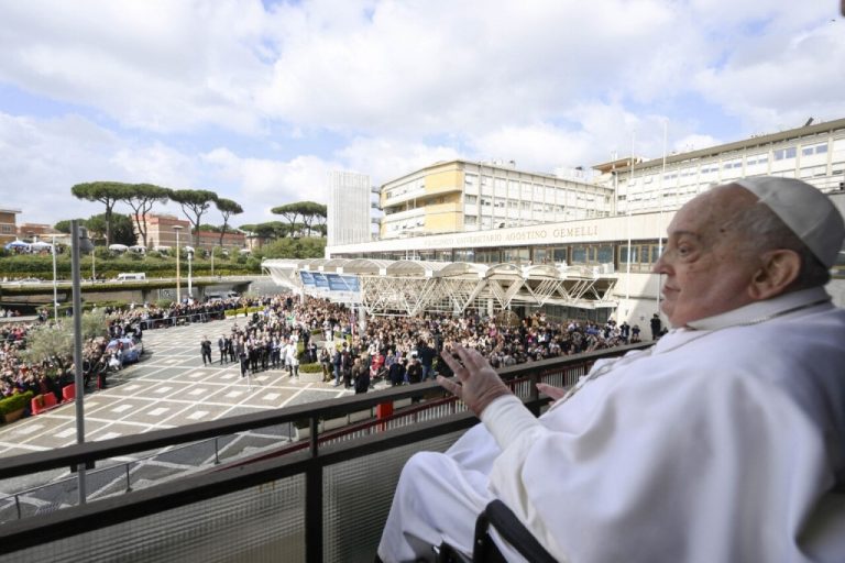 El papa Francisco regresa al Vaticano tras cinco semanas en el hospital