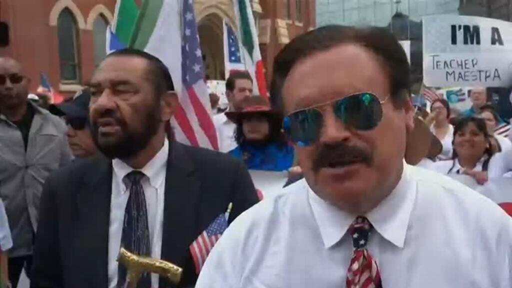 Miles protestan en Texas para exigir protección legal ante medidas migratorias de Trump