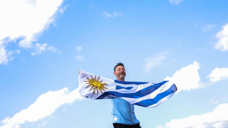 Uruguay: ¿cómo un cambio en el pasaporte alivia el drama de no tener patria?