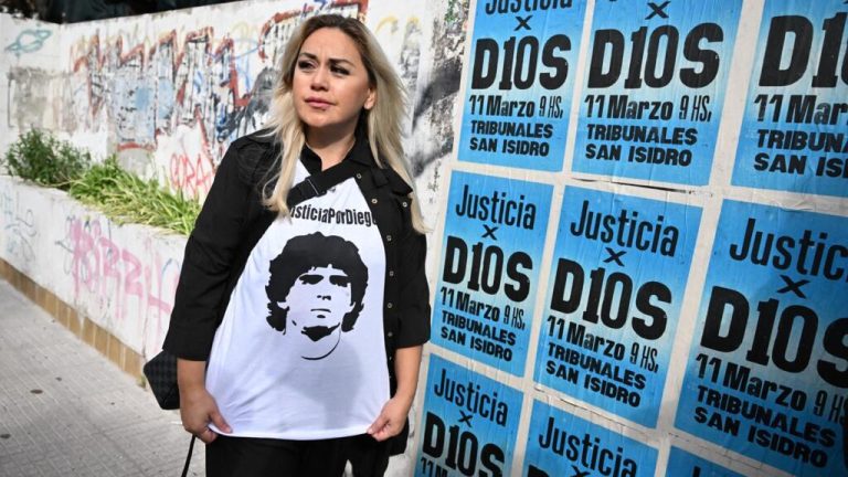 Secuestro, mentiras y soledad: testimonio de la exesposa de Maradona traza un cuadro de abandono