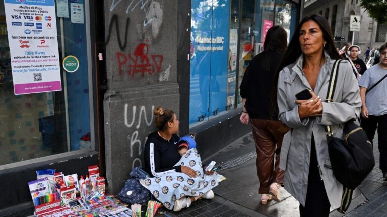 Milei celebra la caída de la pobreza en Argentina: ¿un efecto de su motosierra?