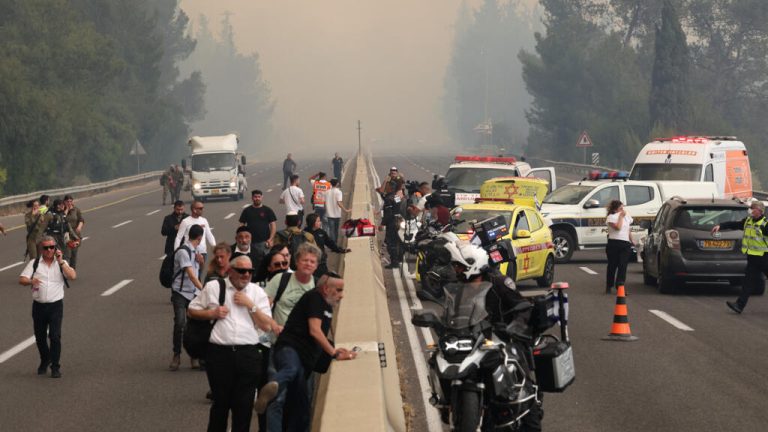 Israel moviliza al Ejército y ordena evacuaciones ante masivos incendios forestales
