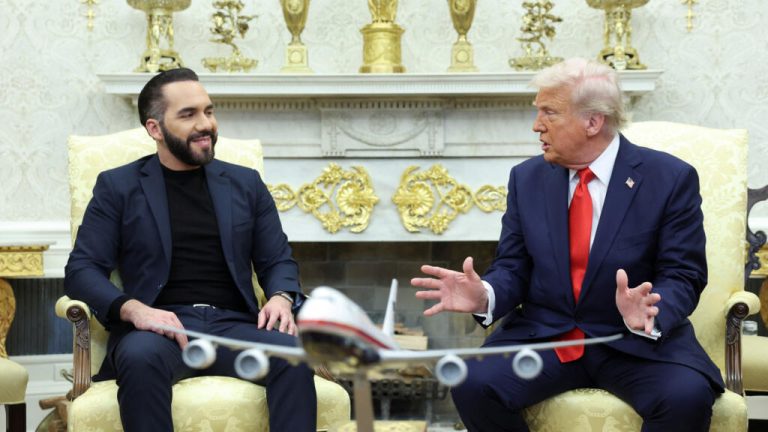 Bukele se niega a devolver a migrante deportado por error y lo califica de terrorista