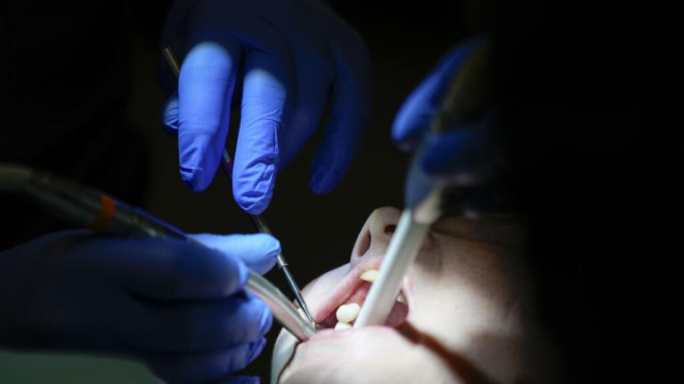 Cuatro enfermedades que es posible detectar por señales en la boca