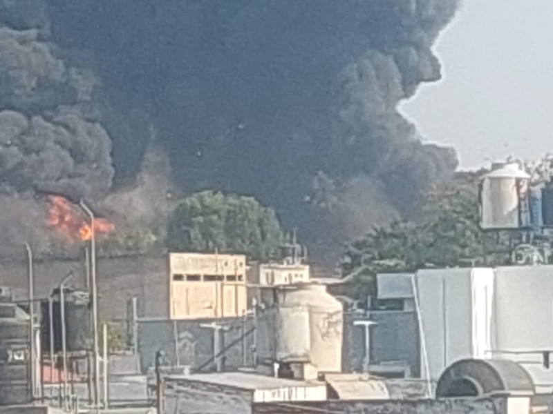 Incendios consumen dos fábricas en Álamo Industrial