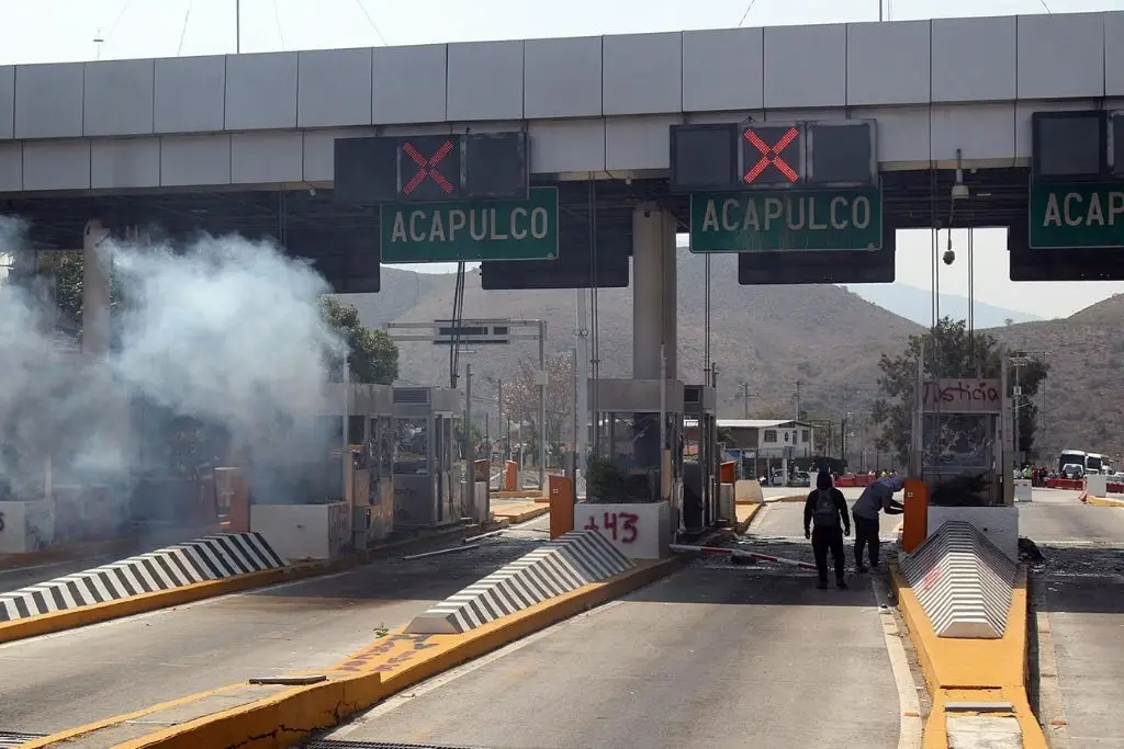 Normalistas vandalizan peaje en protesta por líder ambiental