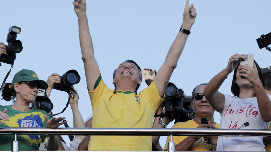 Tras salir del hospital, Bolsonaro lidera acto para amnistía en vísperas del juicio por trama golpista