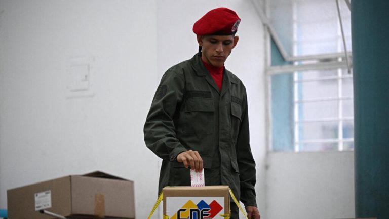 El chavismo presume de una "gran victoria" electoral, pero la oposición apunta a una alta abstención