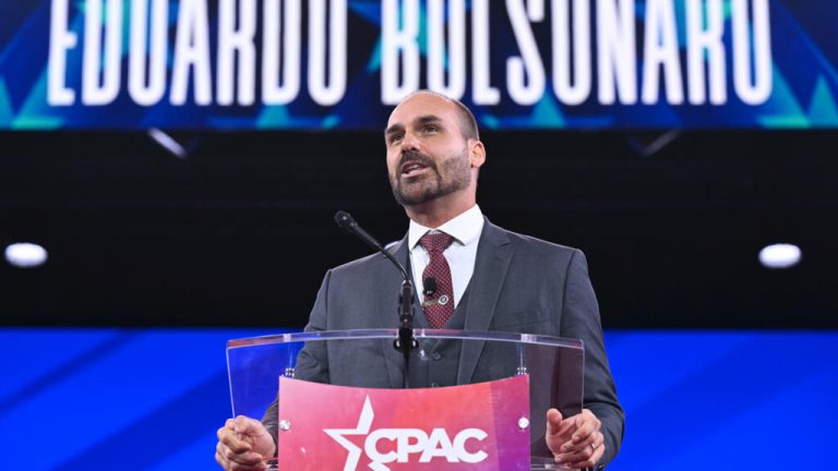 Justicia brasileña ordena investigar a un hijo de Bolsonaro por una campaña contra jueces desde EE. UU.