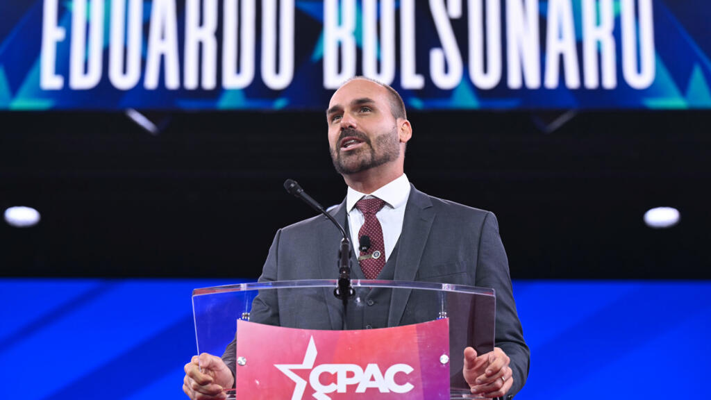 Justicia brasileña ordena investigar a un hijo de Bolsonaro por una campaña contra jueces desde EE. UU.