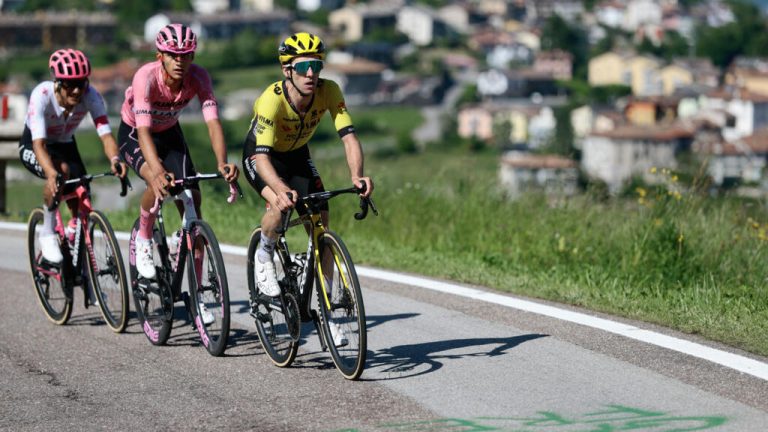 Scaroni gana una alocada etapa 16 del Giro de Italia; Del Toro salva el rosa