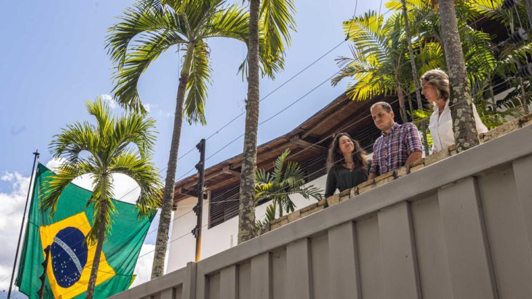 ¿Fuga, rescate o negociación?: cómo los antichavistas refugiados en una embajada lograron viajar a EE. UU.