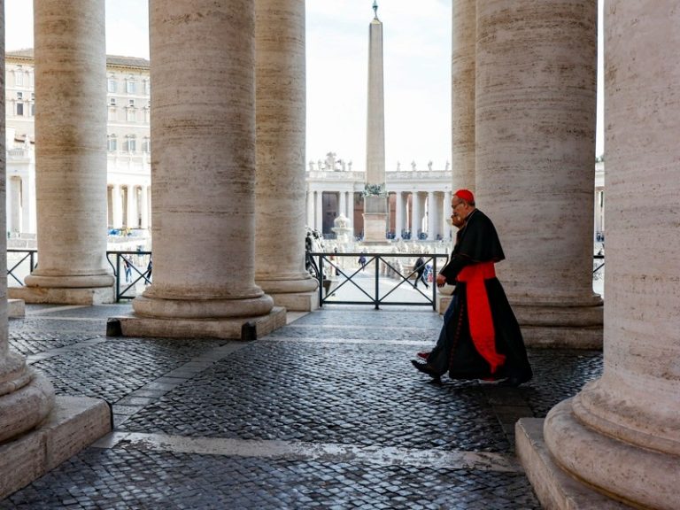 Cardenales se congregan antes de encerrarse en cónclave