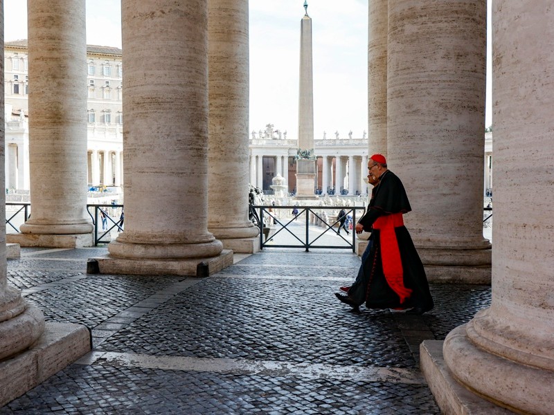 Cardenales se congregan antes de encerrarse en cónclave