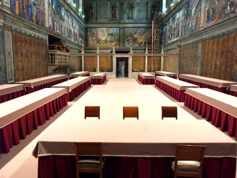 Cardenales se encierran en cónclave para elegir al nuevo Papa