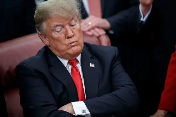 Wall Street cierra con pérdidas moderadas tras récord histórico