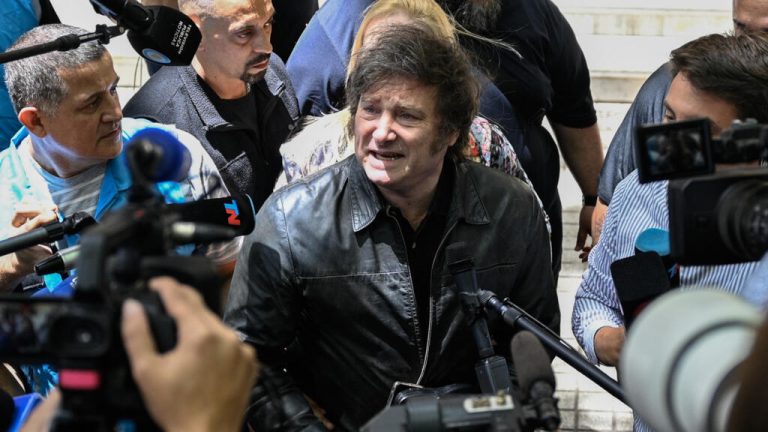 "No odiamos lo suficiente a los periodistas": ¿por qué Milei descarga su furia con la prensa?