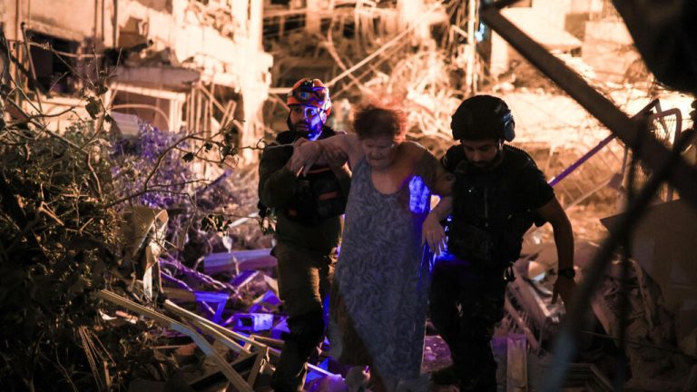 Israel e Irán se niegan a ceder en sus ataques, causando decenas de víctimas y terror en ambos países