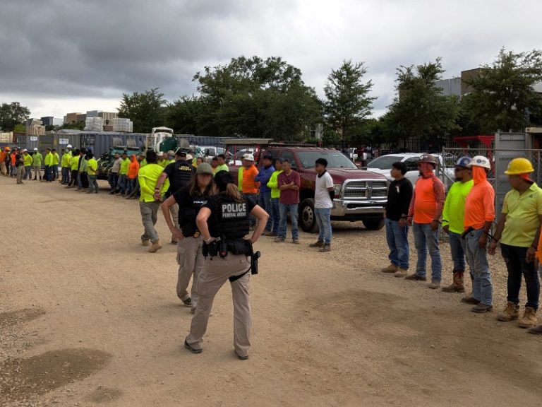 Activistas exigen respuesta de autoridades por redadas en Los Angeles
