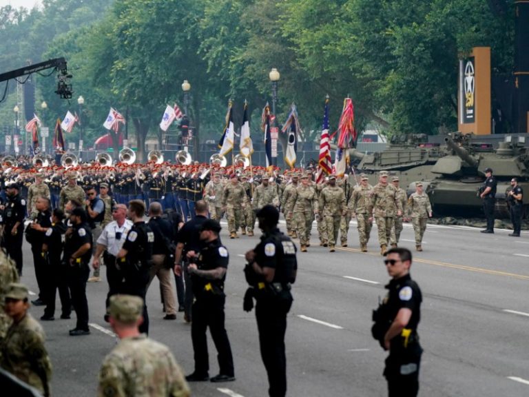 Encabeza Trump desfile militar en medio de protestas