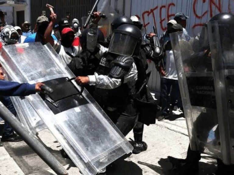 Disturbios en protesta de la CNTE en Secretaría de Gobernación