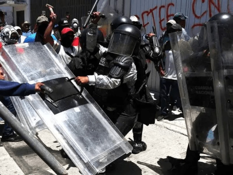 Disturbios en protesta de la CNTE en Secretaría de Gobernación