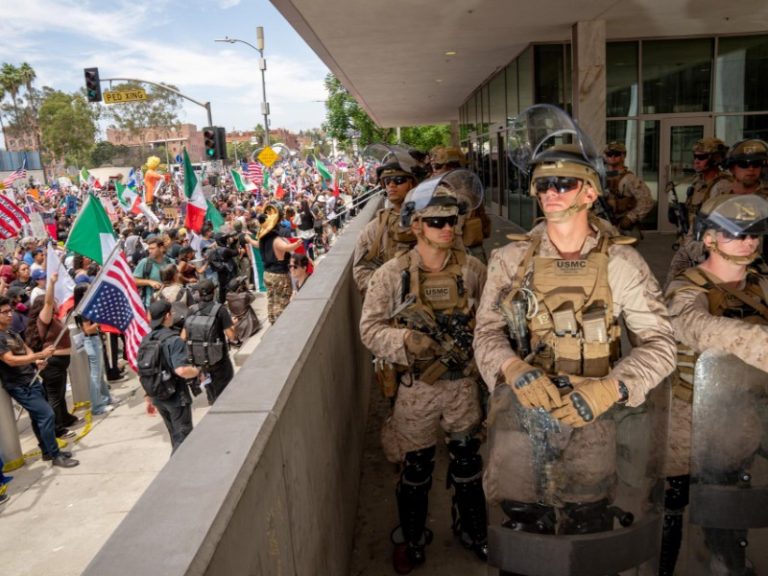 Fiesta y protesta se conjugan en Estados Unidos