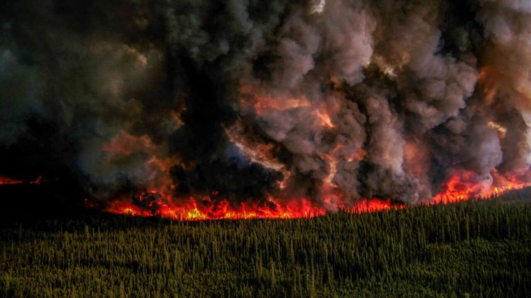 Incendios en Canadá colocan a Toronto con aire irrespirable