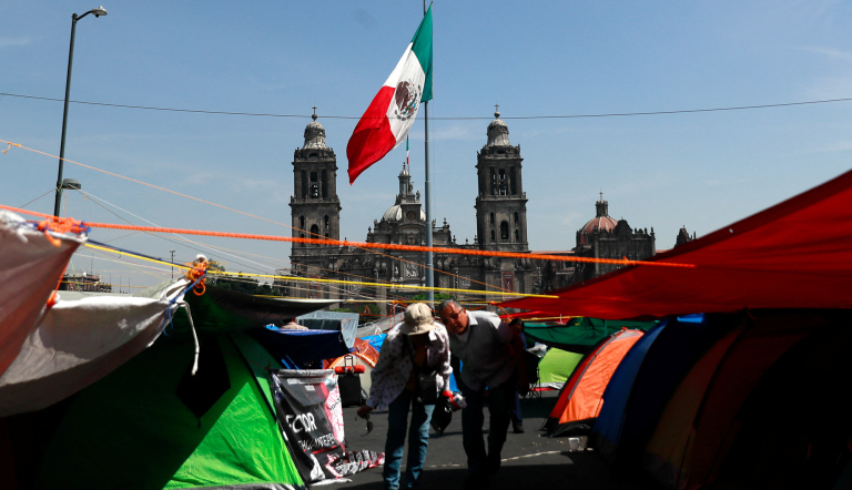 Maestros de la CNTE levantan plantón en el Zócalo capitalino