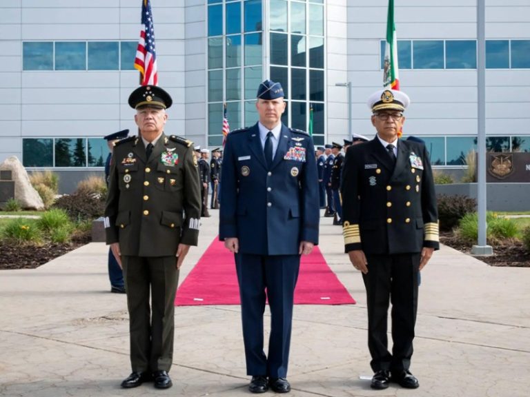 Secretarios de Defensa y Marina visitan cuartel general del Comando Norte