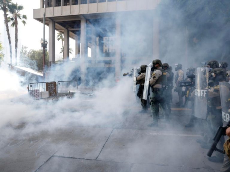 Terminan con violencia manifestaciones contra Trump