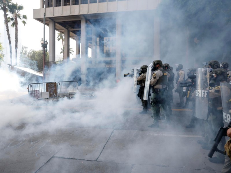 Terminan con violencia manifestaciones contra Trump